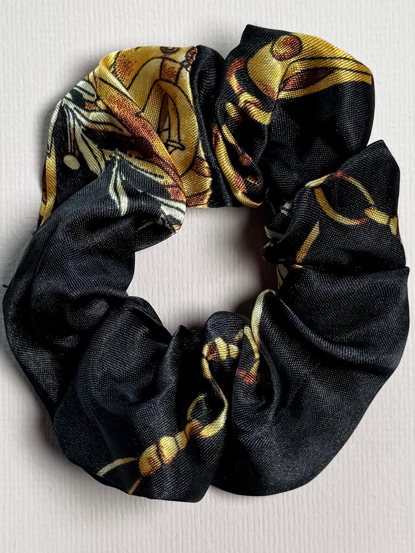 Scrunchie black gold